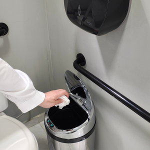 Lixeira Automática; Lixeira Eletrônica; Lixeira Com Sensor; Lixeira Inteligente; Lixeira Touchless; Lixeira Sem Toque; Lixeira Com Abertura Automática; Lixeira Sensor Infravermelho; Lixeira Acionamento por sensor; Lixeira Higienizada; Lixeira Para Sanitários; Lixeira Para Vestiários; Lixeira Para Banheiros públicos; Lixeira Para Áreas Molhadas; Lixeira Para Ambientes Coletivos; Lixeira Para Uso Intenso; Lixeira Acessível; Lixeira Para Banheiro Acessível; Lixeira Acessibilidade Universal; Lixeira Acessível Para PCD; Lixeira De fácil Acionamento; Lixeira Para Inclusão e Acessibilidade; Lixeira De Aço Inox; Lixeira Moderna; Lixeira Design Funcional; Lixeira Tampa Automática