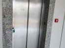 Placa batente elevador e indicação de pavimento para escadas